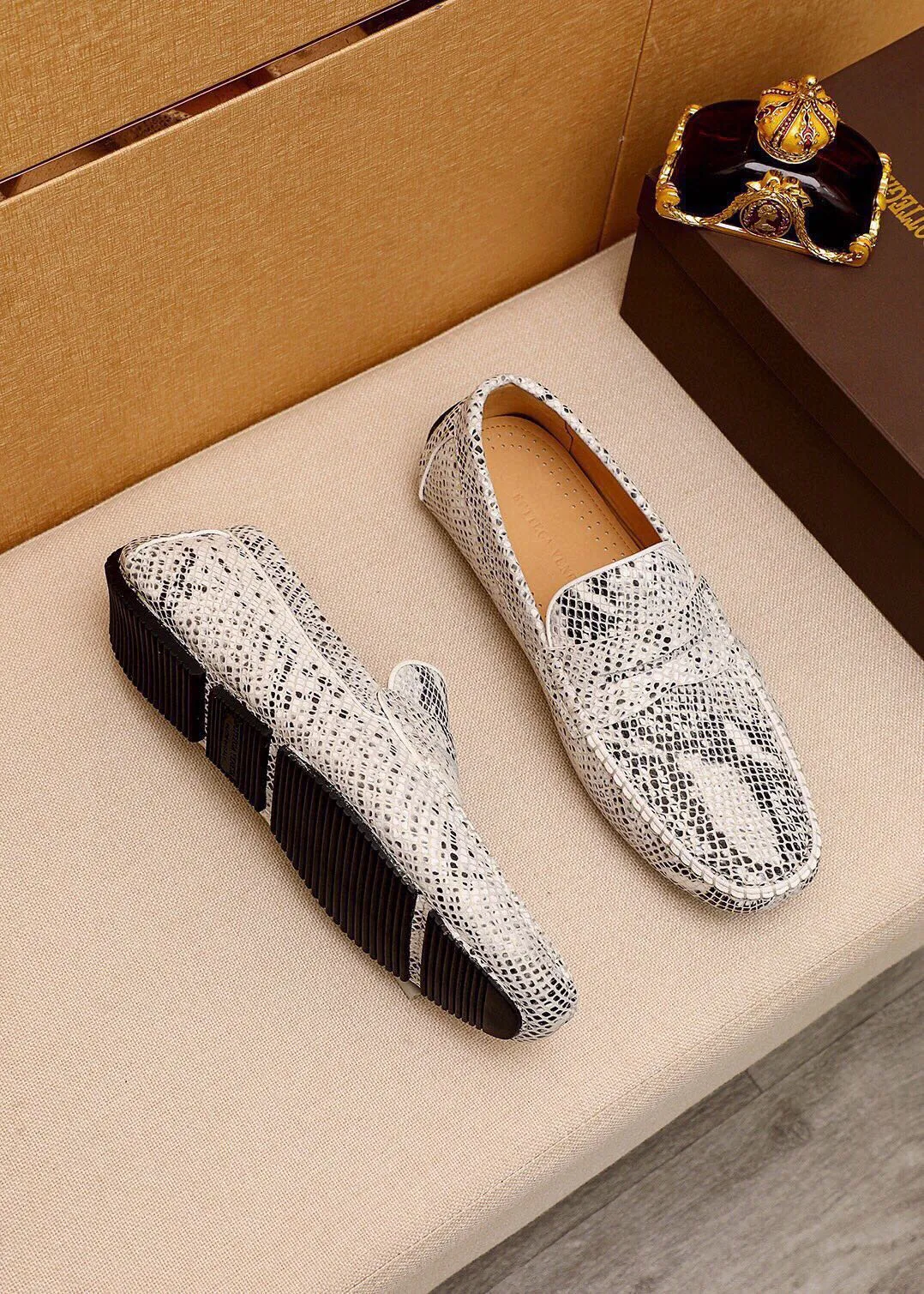 Men's Men's Shoes 💰: 480 💰💐 BV Men's Slip-on Shoes® [BOTTEGA VENETA] Official website counter new model, one-to-one mold opening ⚠Italian calfskin ➕Embossed ➕Cow 🐂 leather lining. Driving slip-ons, available at counters, sizes 38～44 (45🉑️customized)